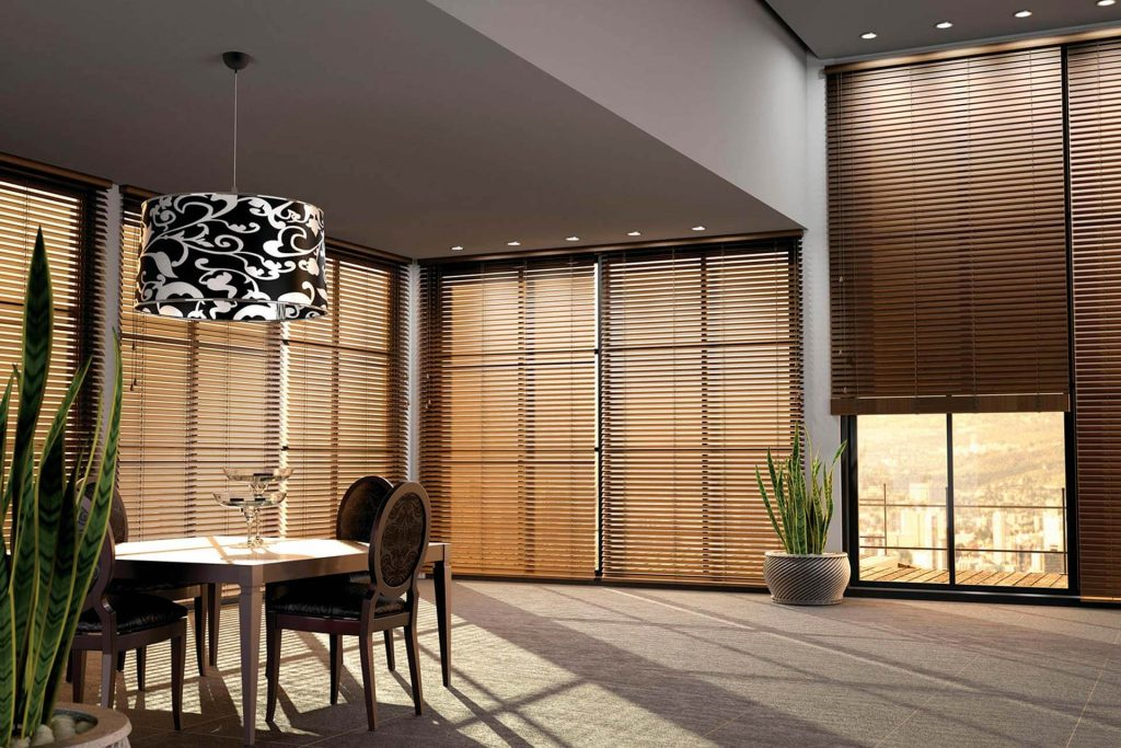 ¿Cuál es la experiencia y formación de los técnicos encargados de la instalación o reparación?