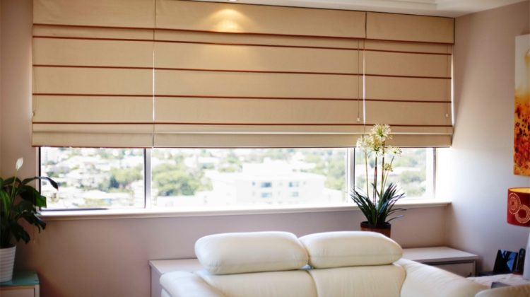 ¿Qué materiales y marcas utilizan para las persianas y sus componentes?